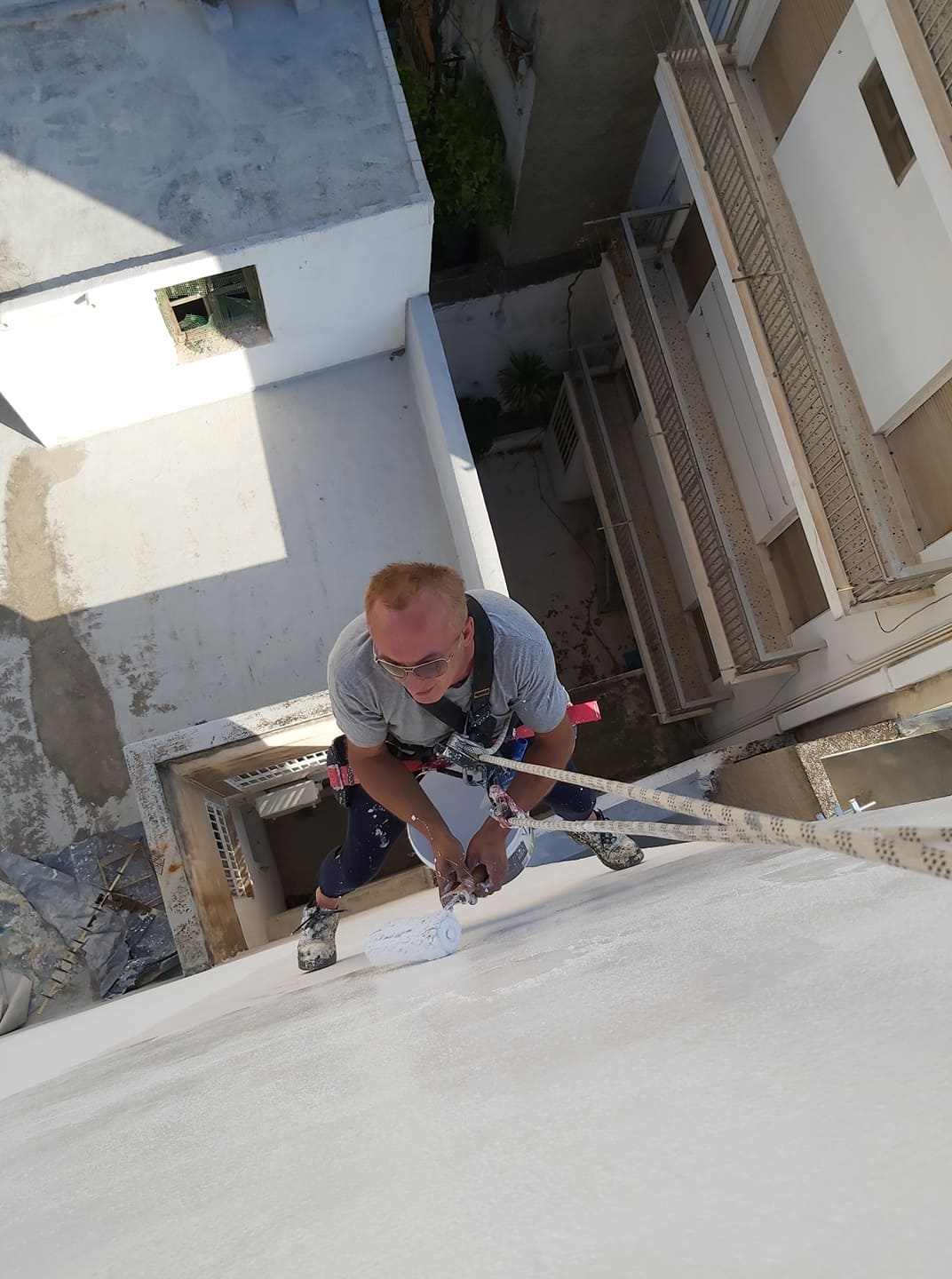 Βάψιμο πλαινής οψης πολυκατοικίας με ρολο