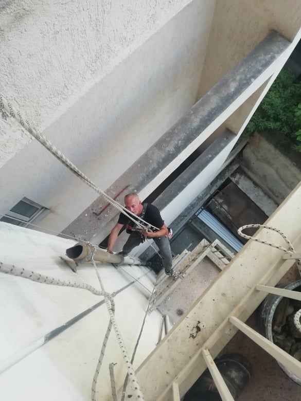 αλλαγή σπασμένου εξωτερικου υδραγωγου σε κτιριο πολυκατοικία