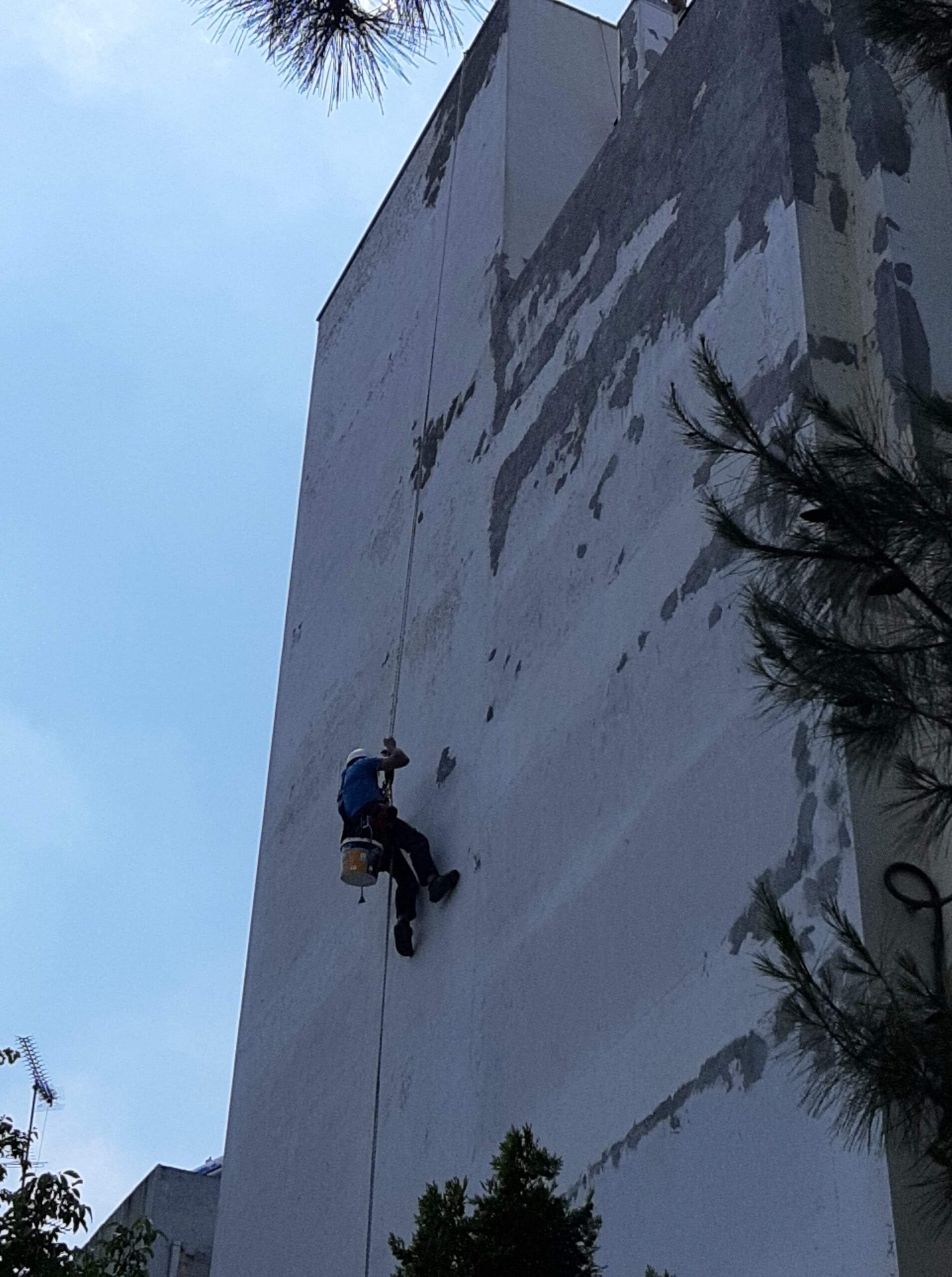επισκευη πλαγιας οψης κτιριου με σχοινια χωρις σκαλωσιες