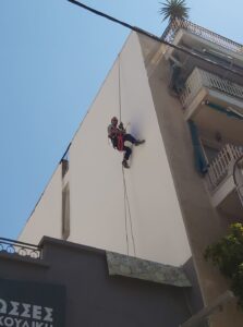 βαψιμο πλαινης οψης κτιριου με σχοινια